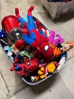 Caja de juguetes y peluches