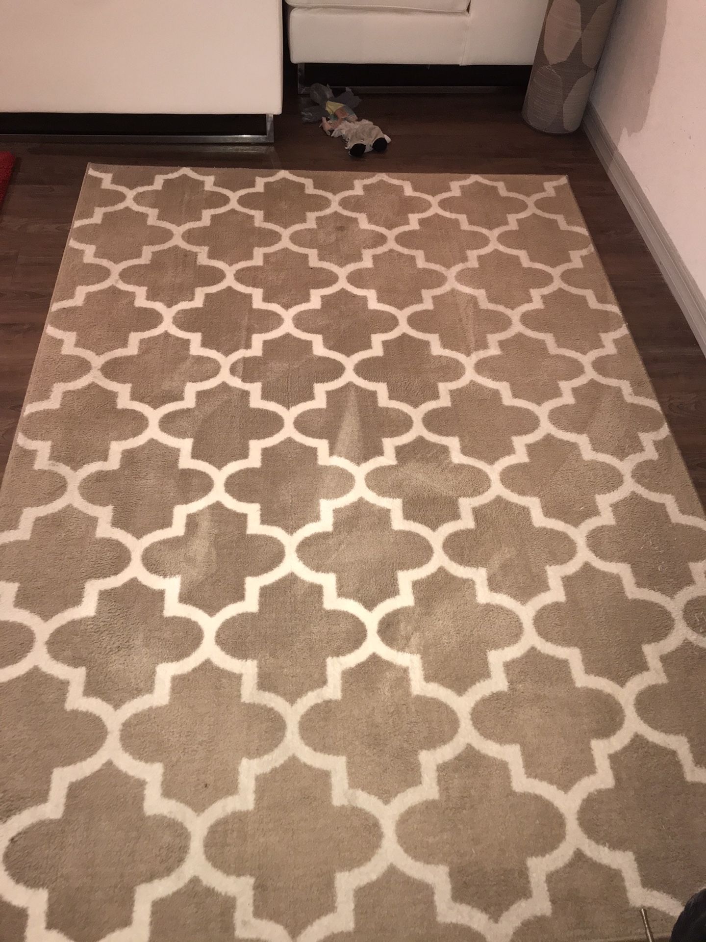 Tan and white area rug 5x7