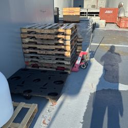 FREE PALLETS —-Free ———FREE Pallets !