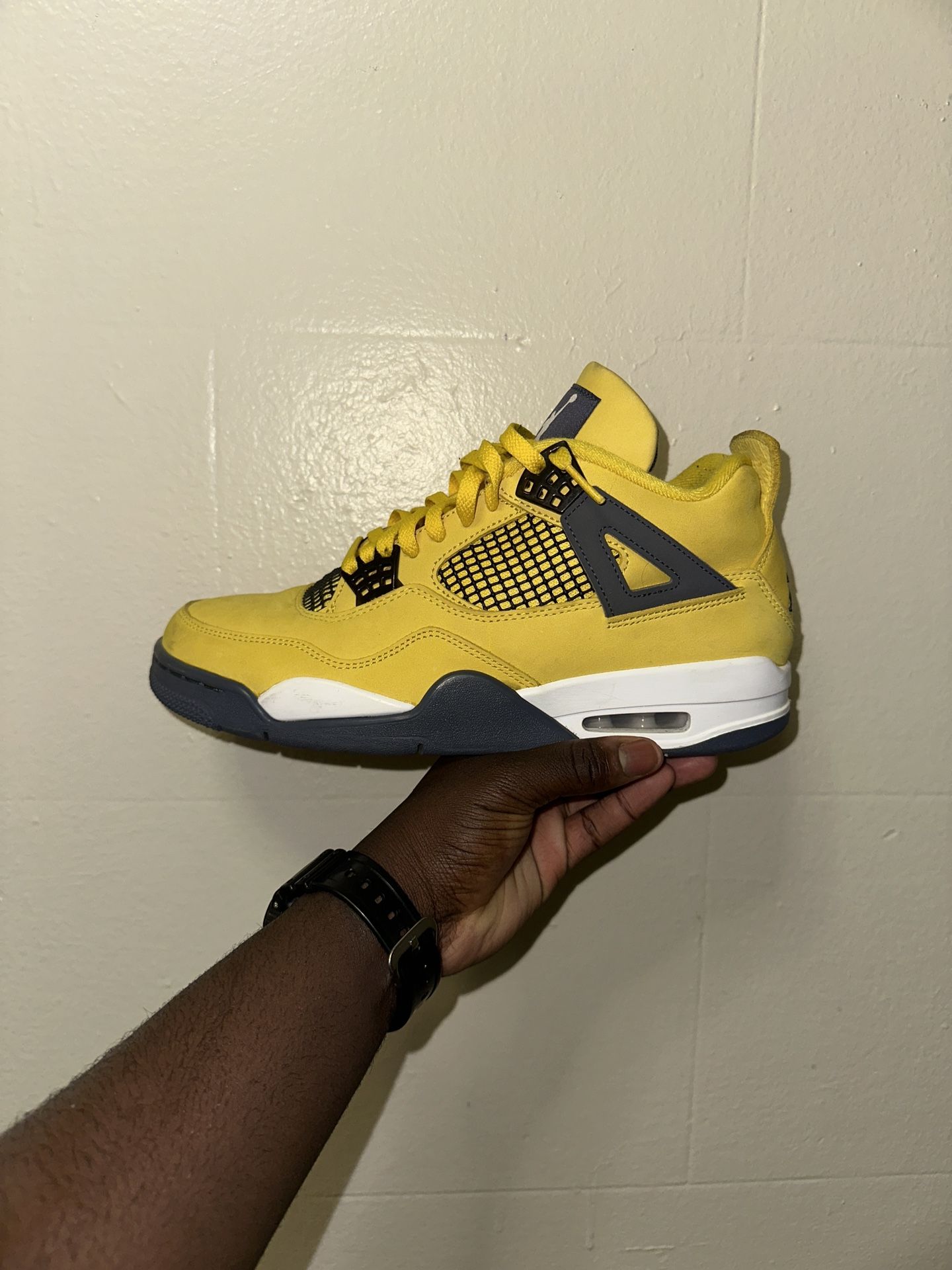 Jordan 4 Lighting Size 9.5