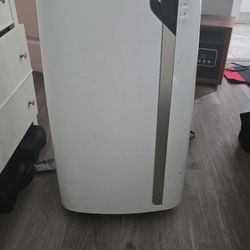 Dēlonghi Portable AC Unit (Barely Used)