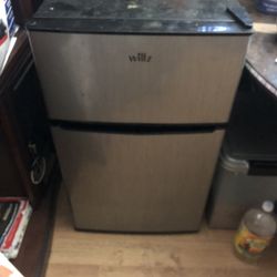 Mini Fridge W/ Freezer Works Great 