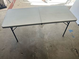 Foldable table