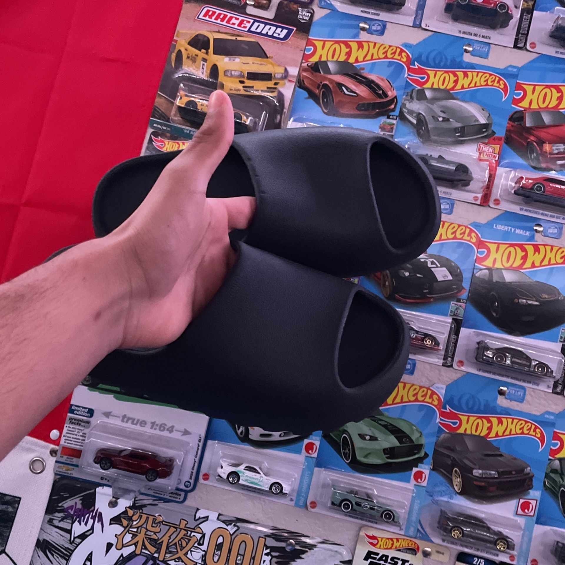 Size 8 Yezzy Slides Grey