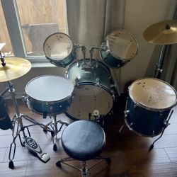 Pearl Roadshow Jr. 5-piece Drum Set