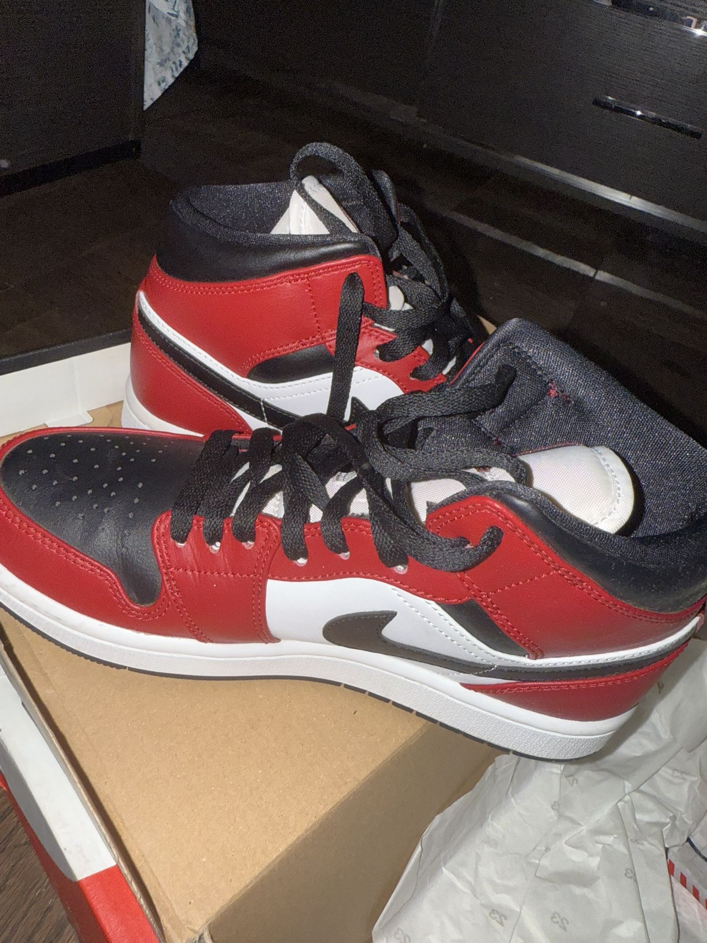 Jordan 1 Mid chicago black toe
