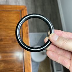 The bracelet has an outer diameter of 8 cm and an inner diameter of 6 cm