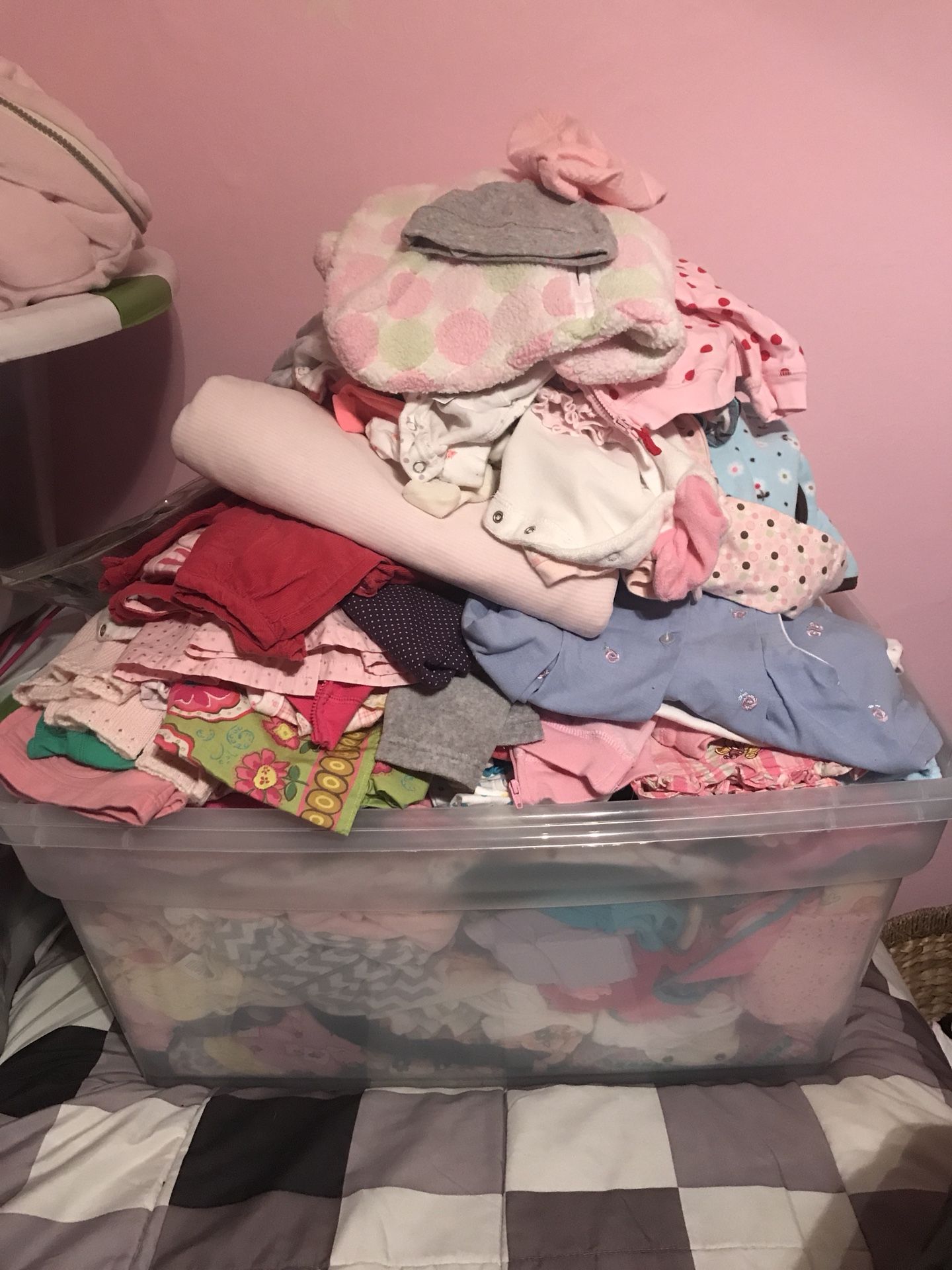 Baby girl clothes gently used (0-6 months) over 100 outfits !!!!