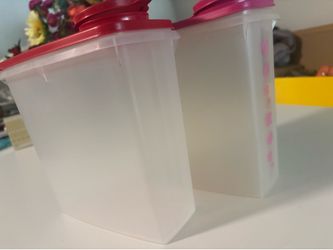 2 Tupperware containers
