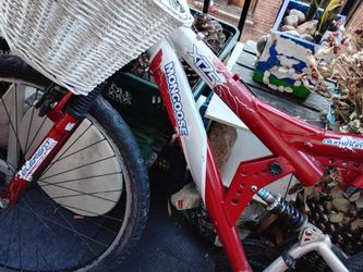 Mongoose i75 red and white 26'