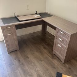 Desk - L-shaped / Corner Desk