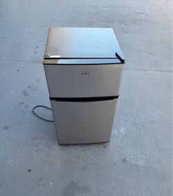 Míni fridge 2 door household refrigerator freezer (free local delivery in San Diego area)