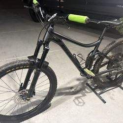 MTB GIANT    SIZE MEDIUM 