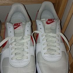 BRAND NEW WHITE And RED NIKE Low top's 