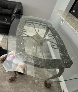 FREE TABLE- PICK UP ONLY