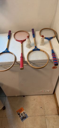 Set of 4 Vtg Wooden Badminton Rackets 3-Trio 1-Victor Crown & 6 Birdies