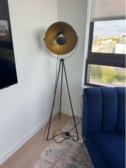 Modern tripod lamp