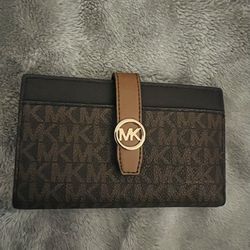 Micheal Kors Medium Size Wallet 