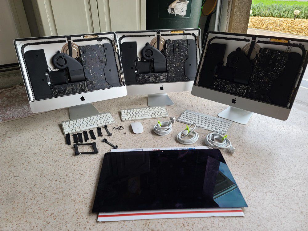 Apple Products Lot What You See In The Pictures Is What You Get For Parts Only. Not Tested But Everything Turns On.