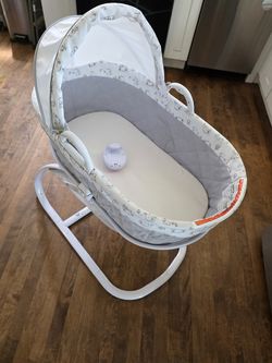 Delta Children Deluxe Moses Bassinet