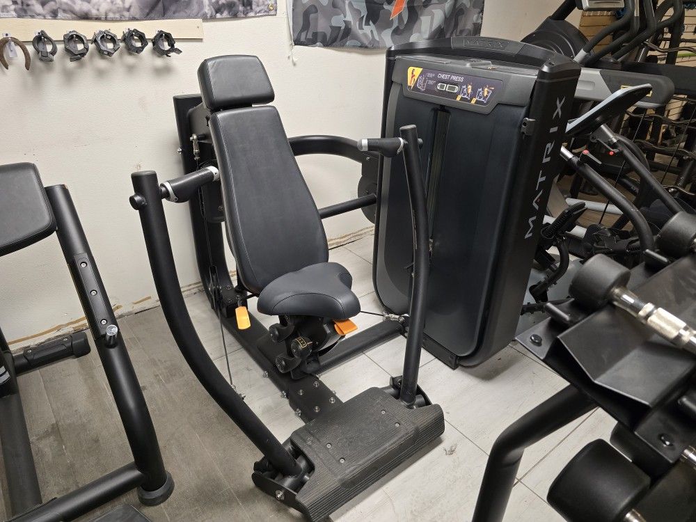 Matrix ultra vertical chest press commercial gym equipment exercise fitness weight machine