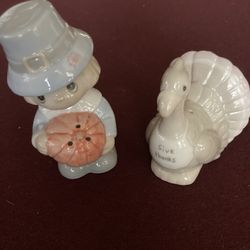 NEW precious Moments Boy With Pumpkin And Turkey Salt And Pepper Shakers 