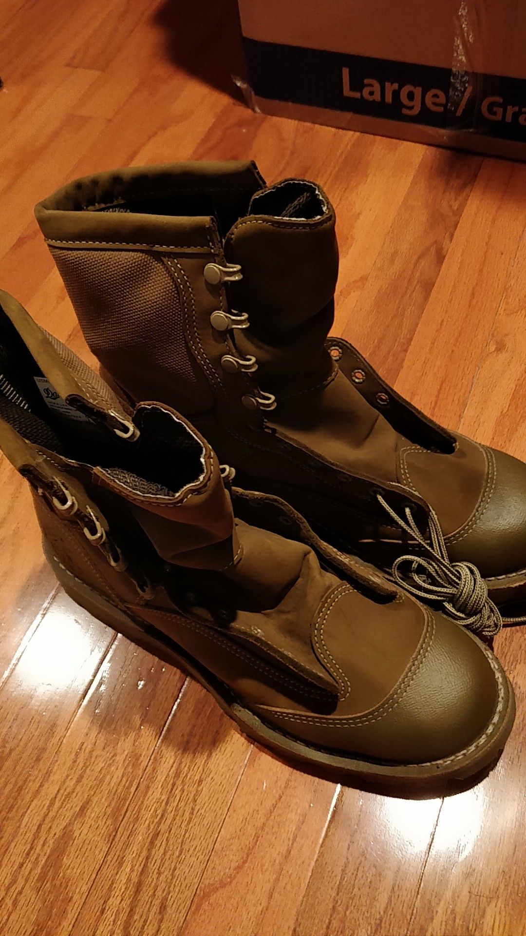 High quality brand new USMC boots. Mens 10.5. Never worn!