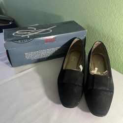  G.H. Bass women’s black suede flats. Size 7.5