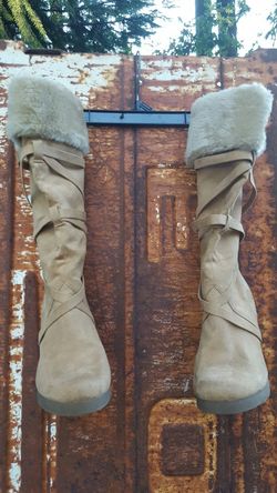 Faux fur size ( 6 1/2) Tanish / suede boots