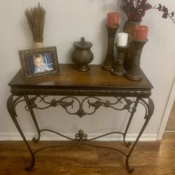 Nice Entry Table And decor 