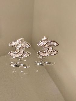 Beautiful, elegant earrings. (imitation)