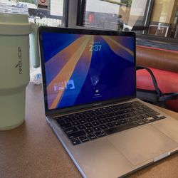 2020 M1 MacBook Pro 13.3 1TB SSD 16 GB of RAM