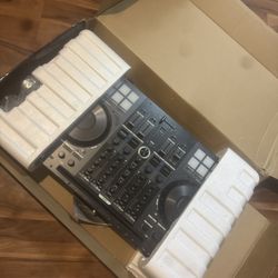 Reloop Mixon 4 DJ Controller 