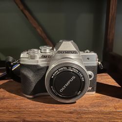 OLYMPUS E-M10 Mark IV Silver