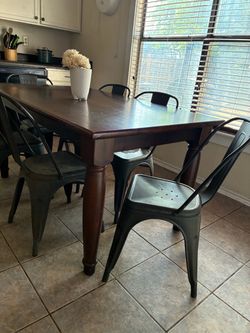Kitchen table with 6 chairs (Delivery Available)