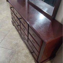 🌹BEAUTIFUL QUEEN SIZE BEDROOM SET: BED FRAME, DRESSER,  MIRROR🌹