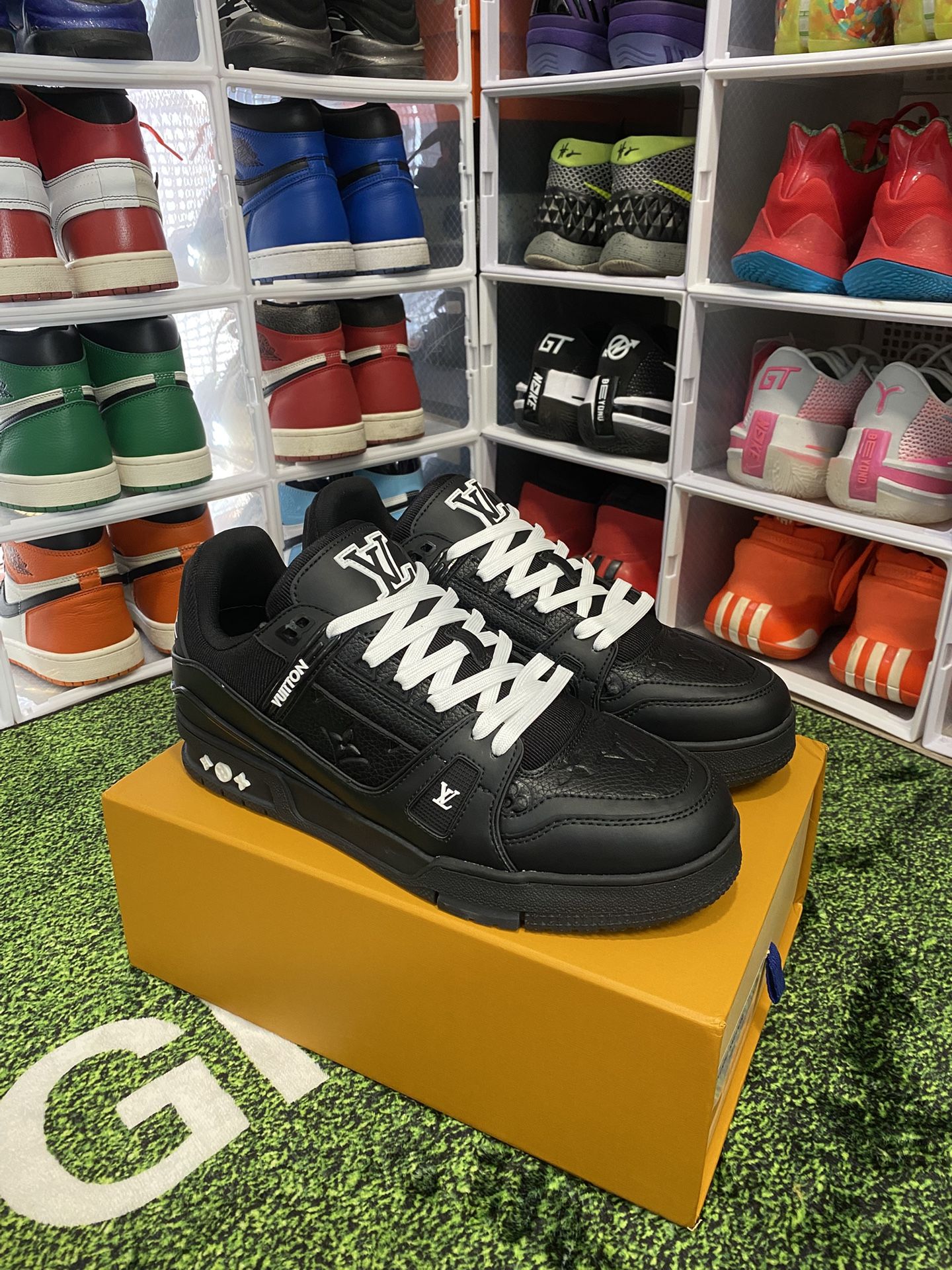 LV Trainers Black/white Size 10.5