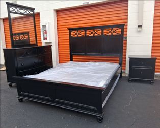 Qun Sz Bd St With Base Good Condition