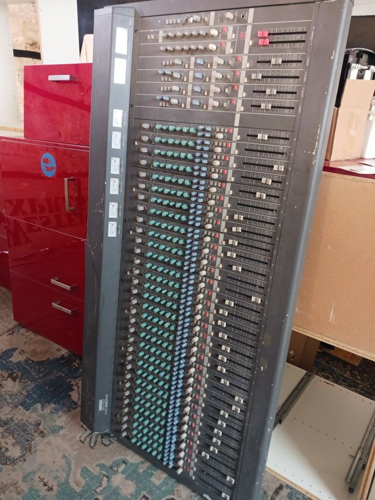 Yamaha MC2404 Mixer
