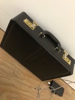 Prop suitcase not open