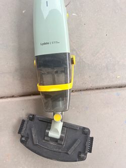 Hand pool vacuum