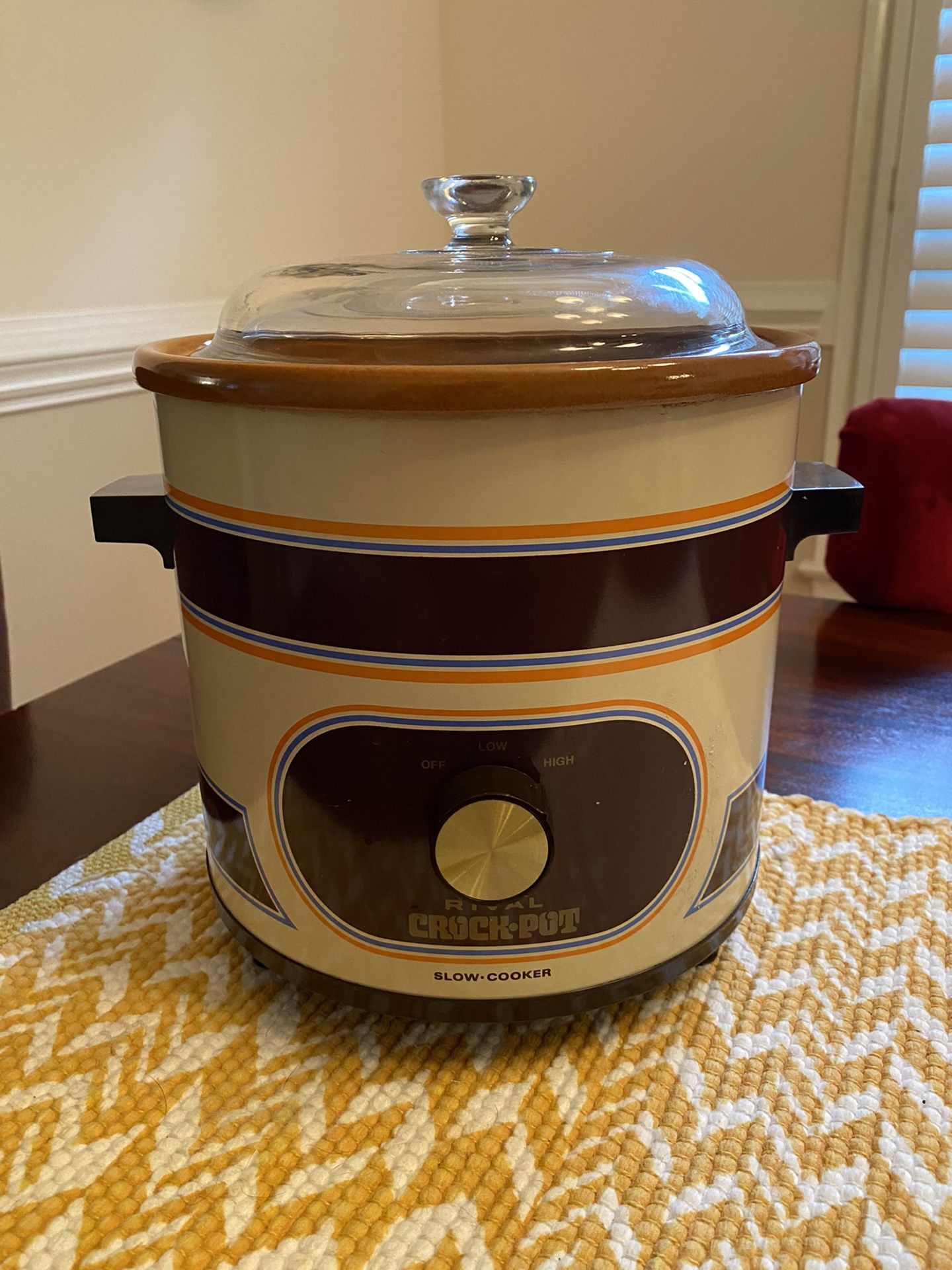 **LIKE NEW VINTAGE CROCK POT!!**