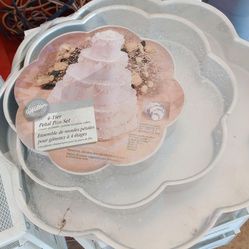 Wilton 4 pc wedding cake set New