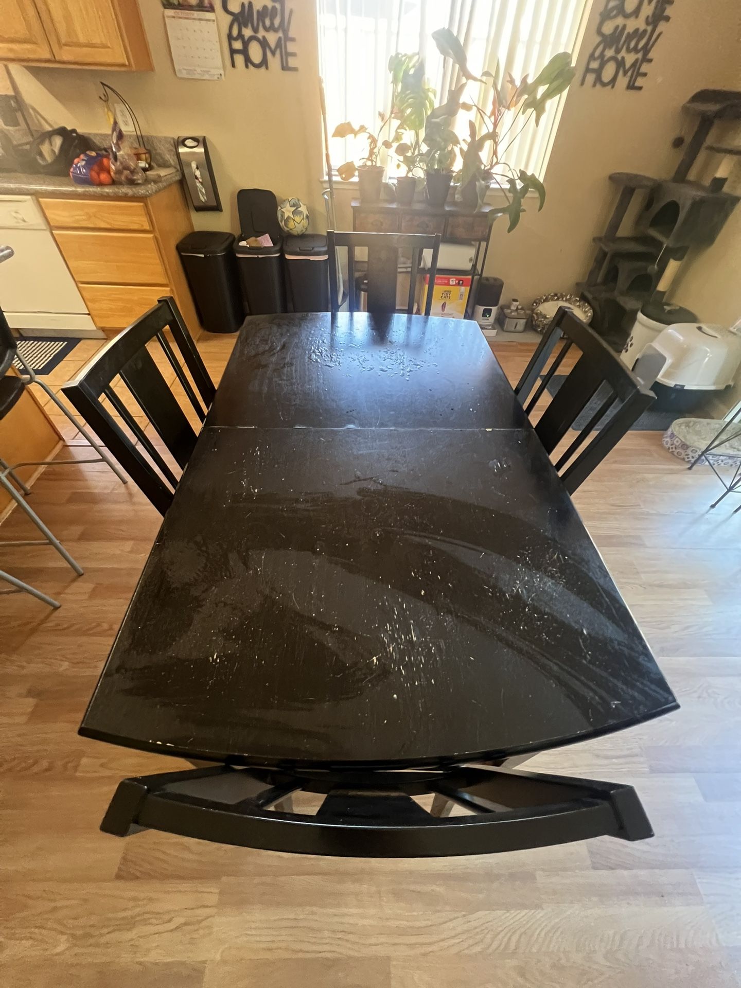 4 chairs/ Dining Table Wth Leaf.