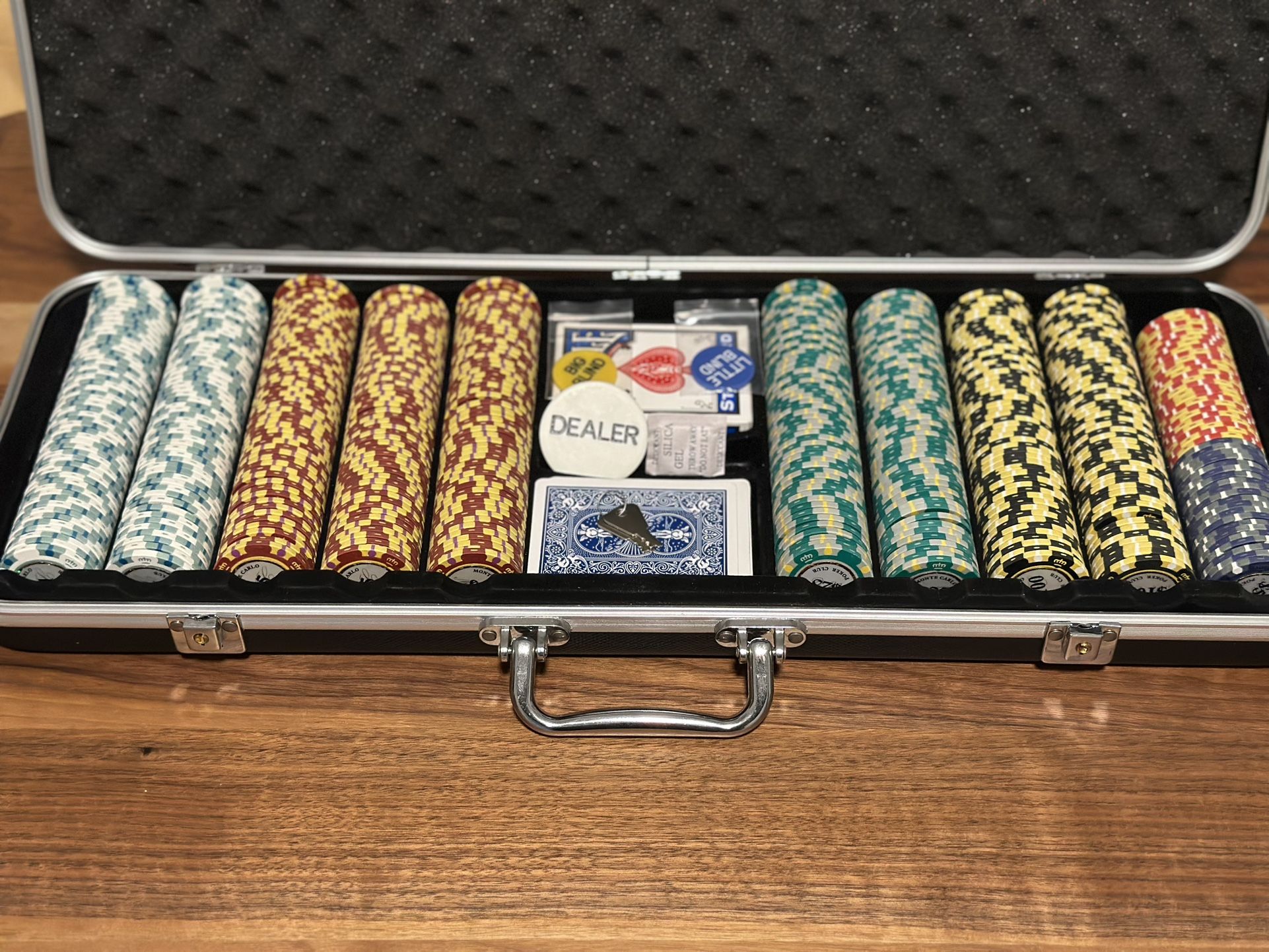 Premium Poker Set with Case – 500 Chips, 2 Decks, Dealer Buttons – Great Condition!
