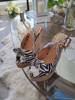 Size 7 women's sandals in good condition.