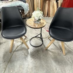 2 SUPER BEQUTIFUL MODERN CHAIRS AND AIDE TABLE