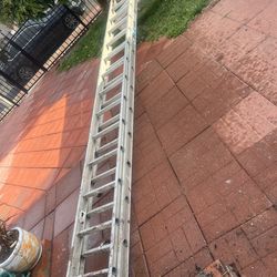 Escalera de 32 pies de aluminio, perfectas, condiciones, casi nueva