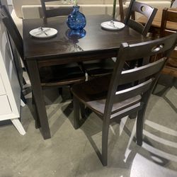 Counter Height Dining Table With Four Chairs. 