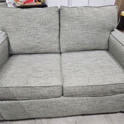 Like new 2 seater plush and comfy couch. 